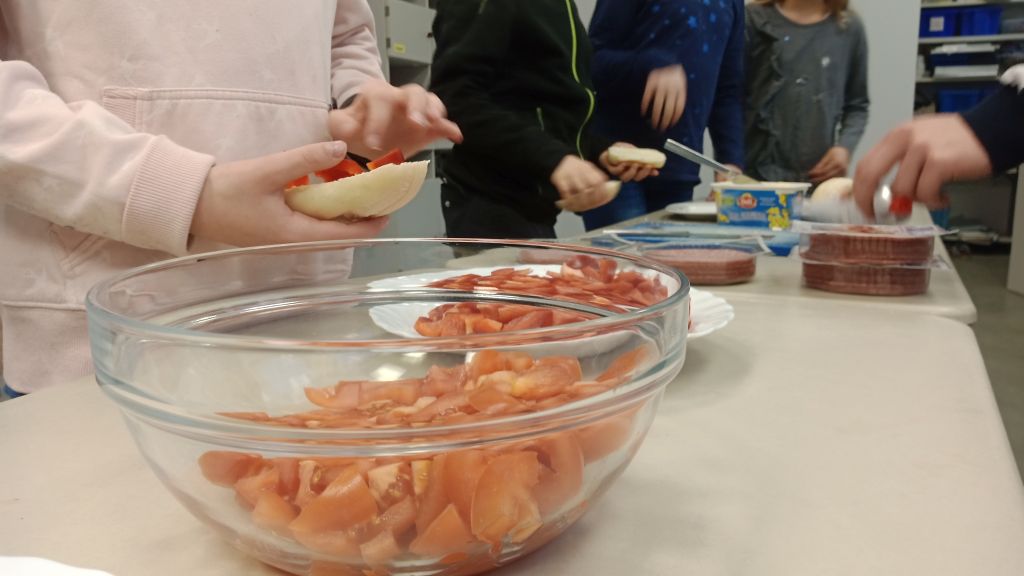 Pizzabrötchen in der Waldvilla-Küche