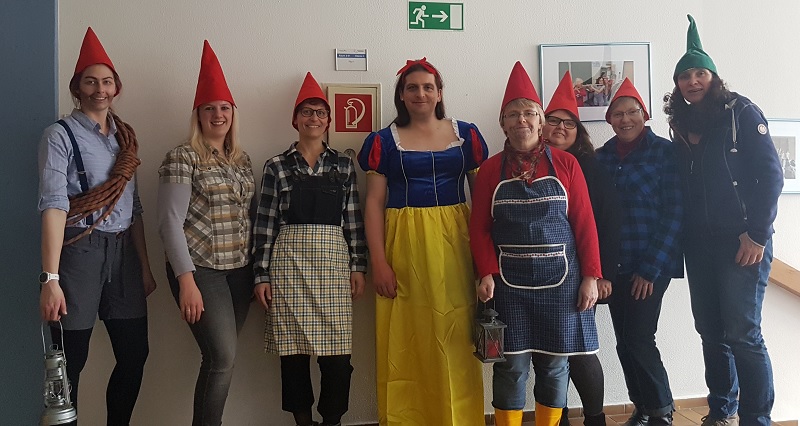 Lehrerkollegium: Karnevalsmotto "Schneewittchen und die 7 Zwerge". Herr Dören fehlt auf dem Bild. Lehrerkollegium: Karnevalsmotto "Schneewittchen und die 7 Zwerge". Herr Dören fehlt auf dem Bild.
